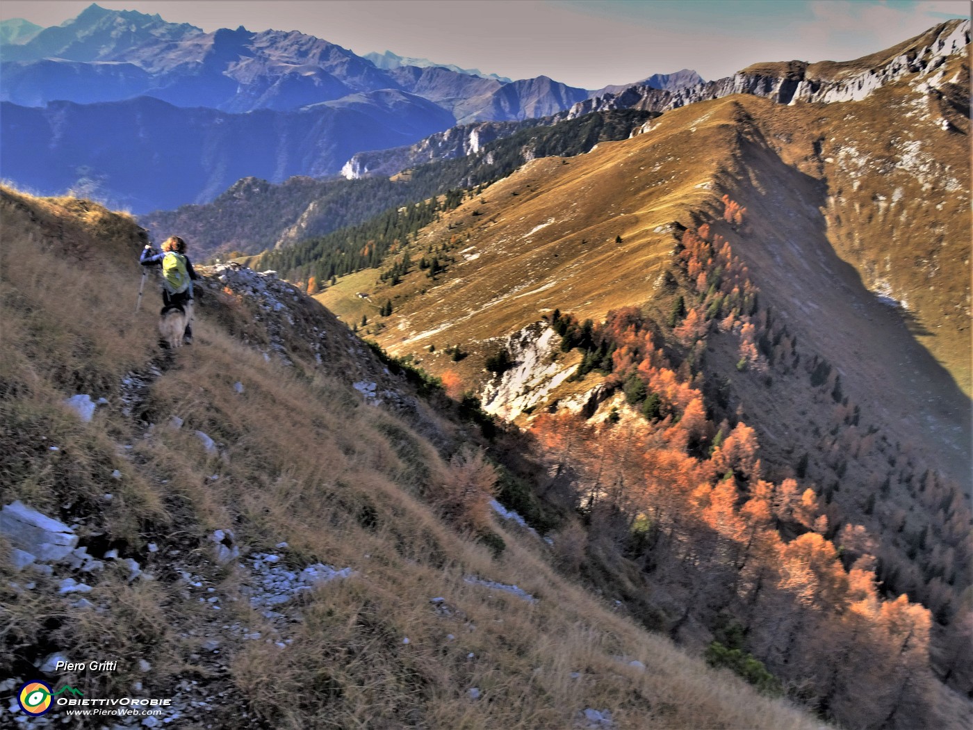 55 In ripida discesa con attenzione dalla vetta del Pizzo Badile  (2044 m) con vista sul Monte Secco  (2293 m) .JPG